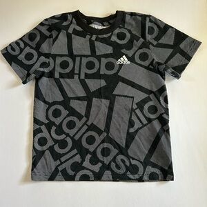 ☀️3/10 ITEM Adidas T-shirt